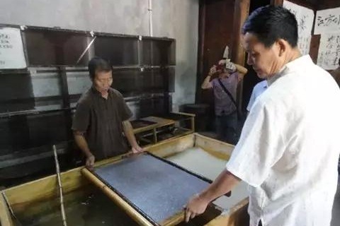 绩溪龙川景区内的手工造纸