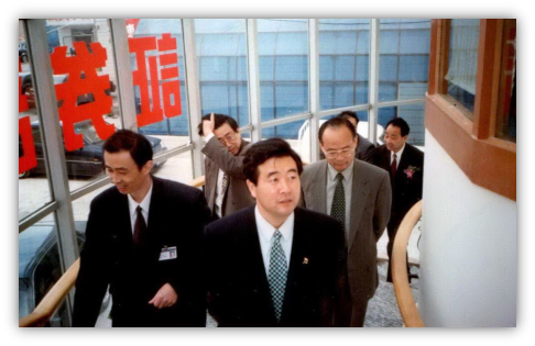1996年11月20日,时任安徽省委常委,常务副省长,现中央政治局常委,全国政协主席汪洋一行参观视察百花证券营业部。