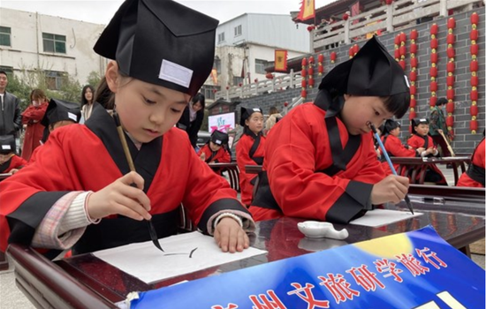 活动现场,学生们正在学习书法