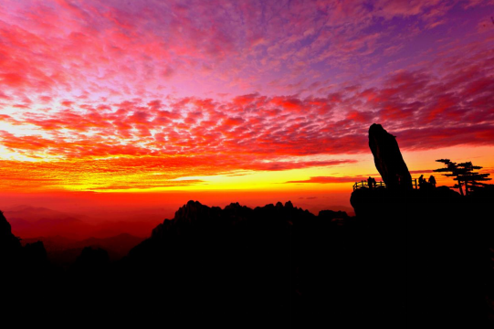 黄山风景区飞来石（图源：黄山市文化和旅游局）