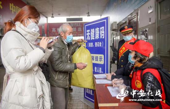 脱网旅客在宿州站接受健康码人工核验。祝海霞 摄