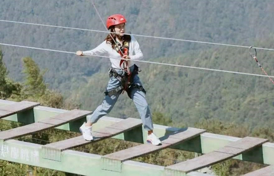 安庆市巨石山风景区悬崖跳桥 (图源:巨石山微信公众号)