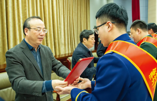 ▲张祥安、许继伟等市领导为市防汛救灾先进个人颁发荣誉证书(记者卢志永 摄)