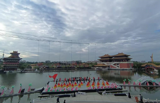 (清明上河园景龙湖畔彩排现场)