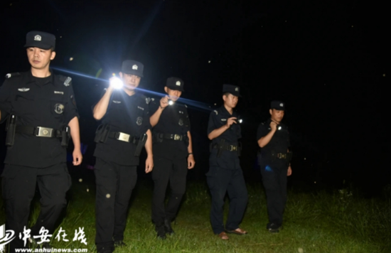公安民警深夜巡查