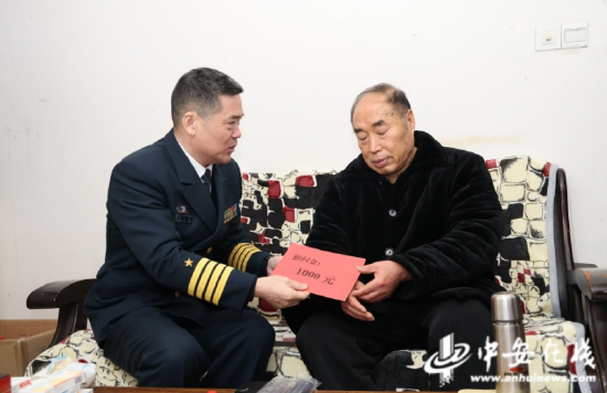 张立新将慰问金递给赵老,并致以新春祝福