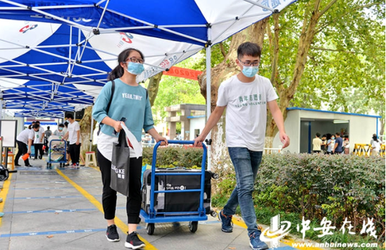 学生志愿者帮助新生运送行李