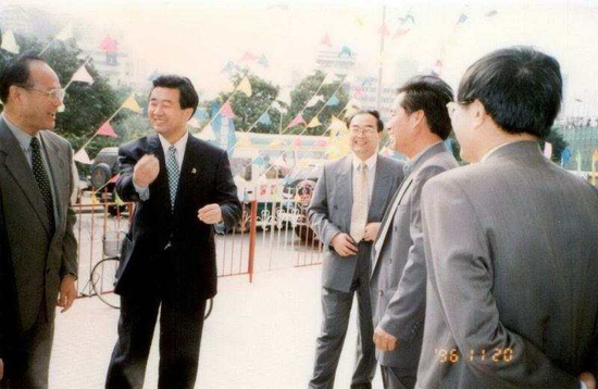 图6:1996年11月,时任常务副省长在时任安徽国投总经理卢继延、副总经理过仕刚等领导陪同下视察公司深圳百花二路证券营业部