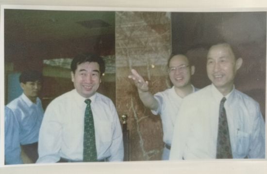 图5:1995年6月,时任省委书记卢荣景、省长回良玉在时任安徽国投总经理卢继延的陪同下视察公司裕安大厦证券营业部(现国元证券上海东方路证券营业部)