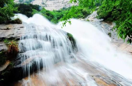 旅游频道 > 正文   黄山的水是夏季清爽的灵魂所在,独特的气候造就了