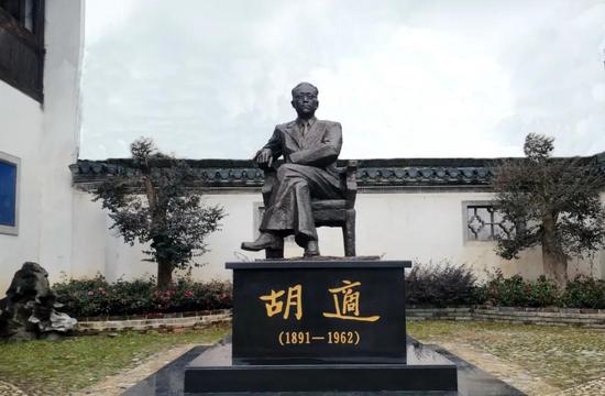 北京大学安徽校友会捐赠的胡适雕像