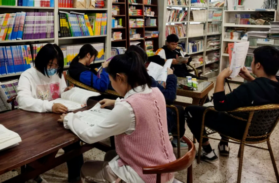 ▲文化惠民看书-市民在书店阅读