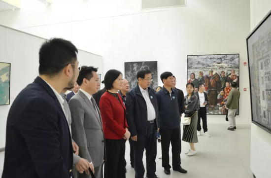 王书平、郭万清、何颖等参观展览