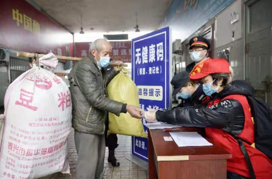 宿州站志愿者在为老年旅客热心服务,提供帮助。