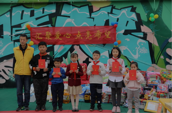 (▲王大成为爱心少年们颁发爱心证书)
