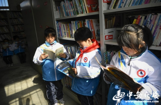 阅览室里，孩子们正在认真地阅读图书