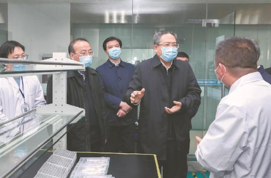 2月19日,省委书记李锦斌深入滁州市通用生物系统(安徽)有限公司,调研督导企业疫情防控和复工复产情况。 本报记者 徐国康 摄