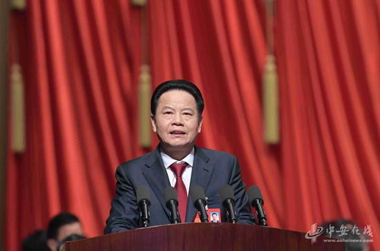省政协主席张昌尔代表省十二届政协常务委员会向大会作工作报告。(记者 刘玉才摄)