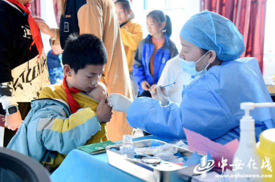 医护人员正在给学生们接种新冠病毒疫苗