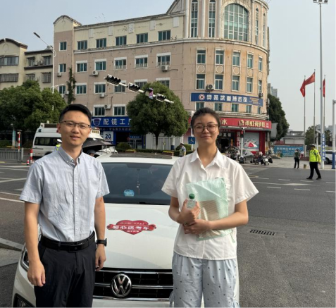 六安新华书店张鑫将考生安全送到考场