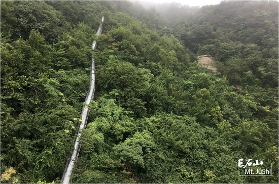 安庆市巨石山风景区云上玻璃滑道 (图源:巨石山风景区)
