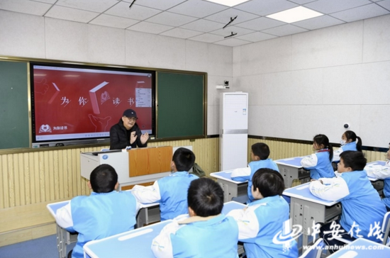 著名作家、安徽省作协副主席赵焰为学生上课，分享自己的读书故事