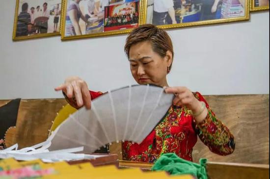 用浆糊裱糊扇面