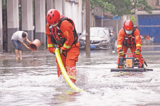  7月28日，滁州消防救援支队队员在滁州来安路附近一内部道路抢排内涝。