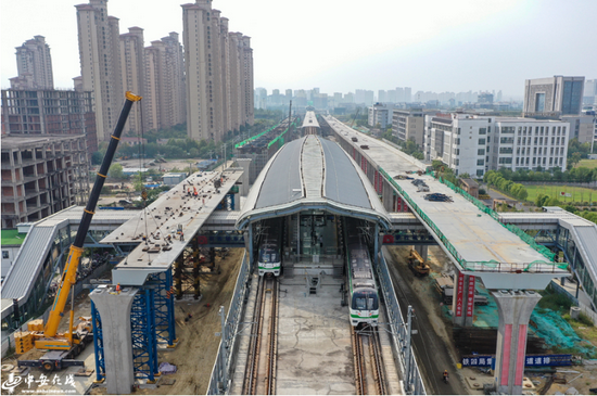淮海大道高架完成跨轨道交通3号线钢箱梁架设