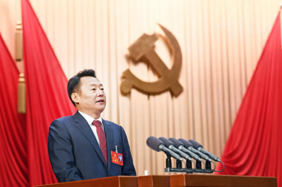 9月25日，虞爱华代表中国共产党合肥市第十一届委员会向大会作报告。