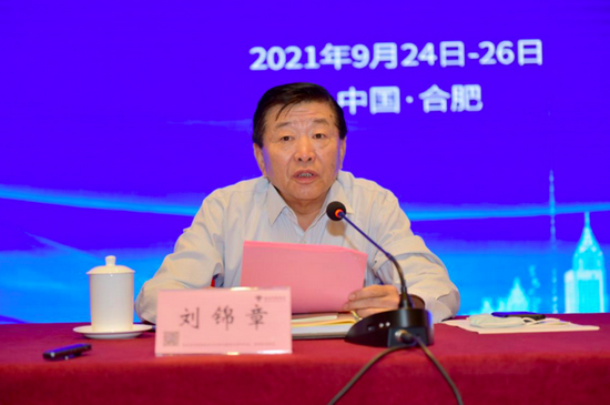 中国建筑业协会副会长兼秘书长刘锦章作开班动员讲话