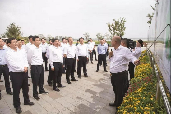 许继伟、吴劲等市领导陪同安庆市党政代表团在明湖公园考察。“滁州在线”微信公众号 图