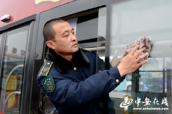 黄克庆利用车辆到站时间擦拭车窗，保持车内卫生整洁