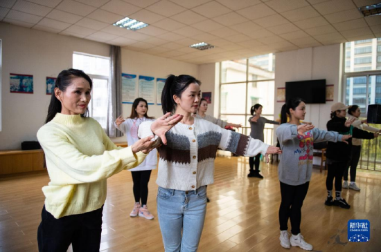  2月15日，杜美霜（左一）在常德市鼎城区花鼓戏保护中心给青年演员排练节目。（新华社记者 陈思汗 摄）