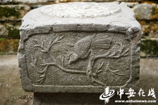 石础表面雕刻着精美的花纹