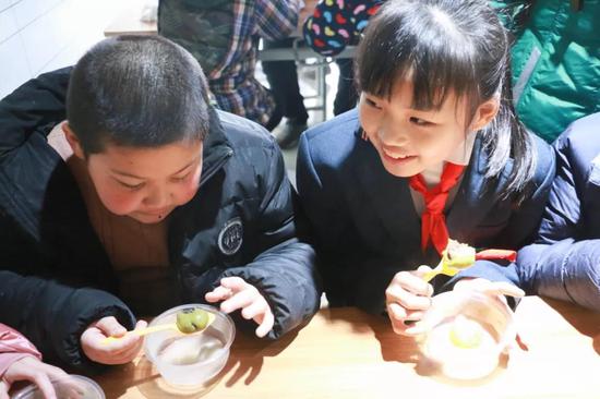 元宵佳节 南门小学雏鹰小队探望自闭症儿童