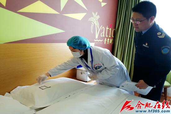 工作人员对客房床单和枕?#26041;?#34892;抽检