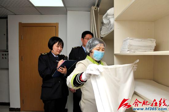 工作人员对客房布草间抽检