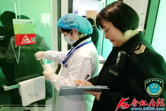 工作人员对客房洗浴间进行抽检