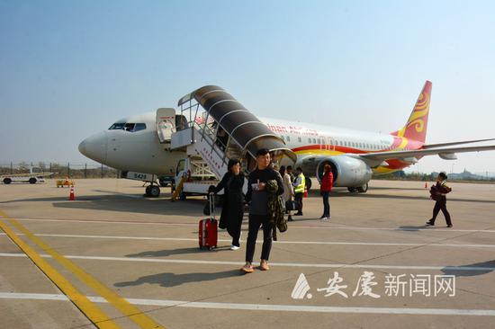 11月10日,随着"北京=安庆"hu7682航班平稳落地,安庆天柱山机场迎来了