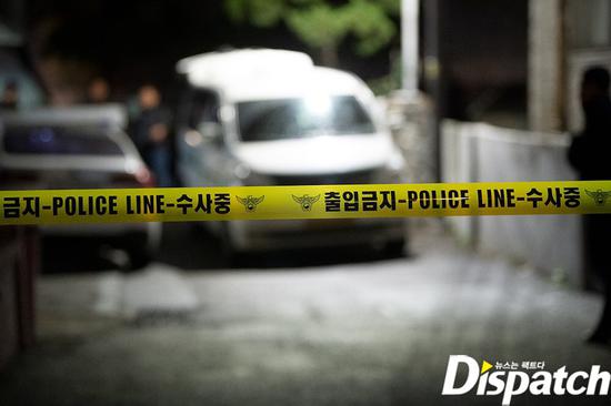 警方相关人士赴具荷拉家中调查,门外已拉警戒线