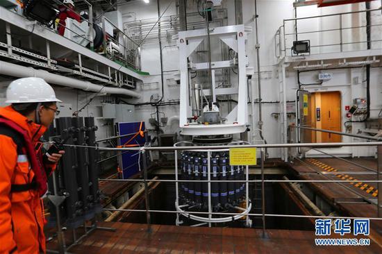 12月9日，科考队员首次利用“雪龙2”号月池系统进行CTD采水作业。 新华社记者 刘诗平 摄