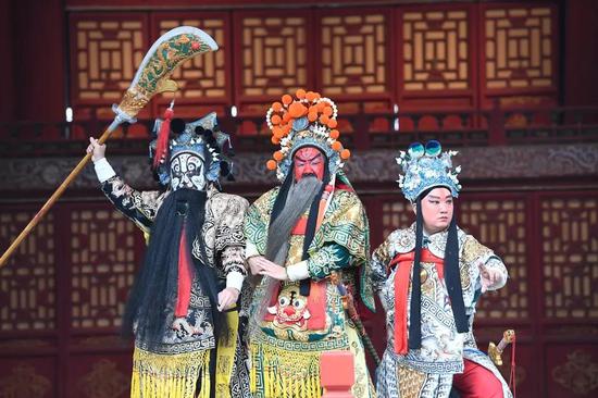 银奖 《徽池雅调亮故宫》 吴文兵 摄