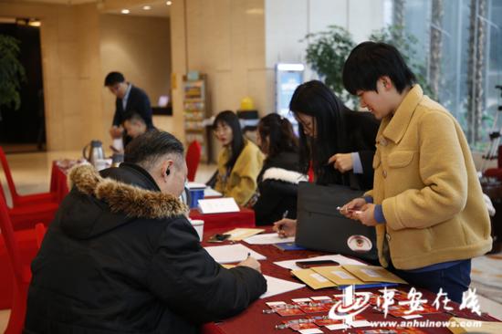 报到现场井然有序，报到程序快捷高效