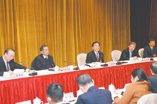 1月12日下午,省委副书记信长星来到省十三届人大三次会议滁州代表团,与代表们一起审议《政府工作报告》。记者 徐国康 吴文兵 程兆 摄