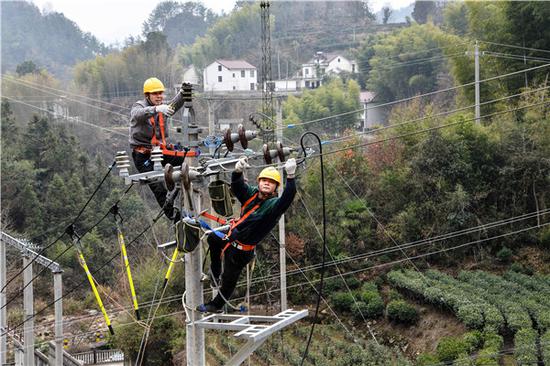 1月8日,位于大别山腹地的安徽潜山市水吼镇马潭村400千伏安马潭台区验收送电成功。(摄影:胡晓延)