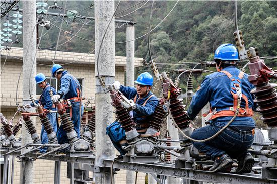 1月8日,位于大别山腹地的安徽潜山市水吼镇马潭村400千伏安马潭台区验收送电成功。(摄影:胡晓延)