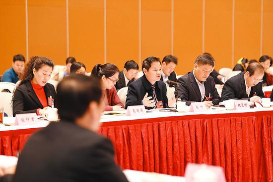 1月15日,出席省十三届人大三次会议的宿州代表团代表在审议省“两院”工作报告时发言。记者 徐国康 吴文兵 程兆 摄