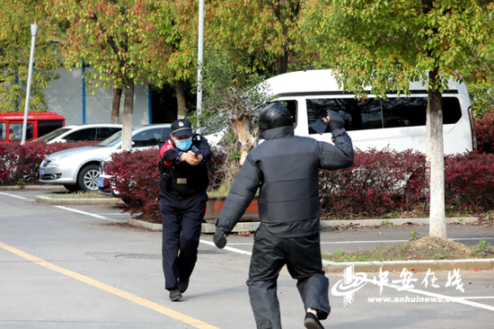 民警正在实战演练