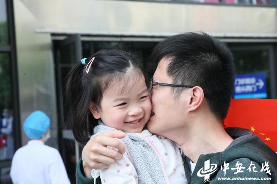 李恒的妻子和女儿来医院迎接
